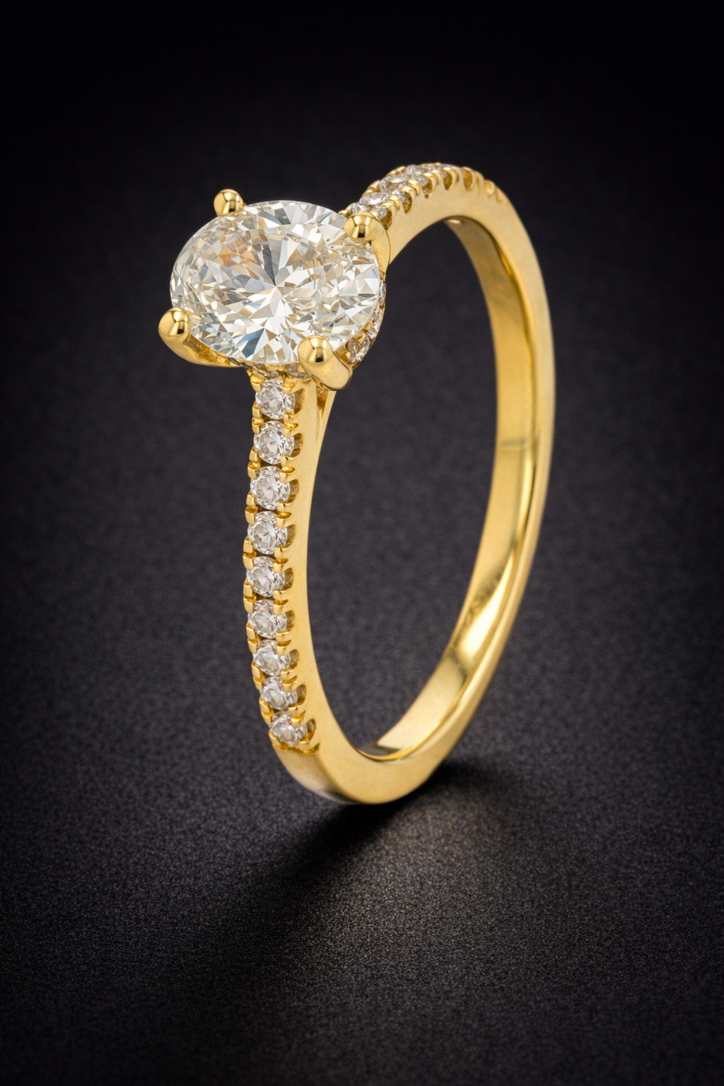 Anillo con halo y diamante oval de laboratorio