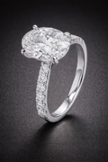 Anillo con diamante oval de laboratorio