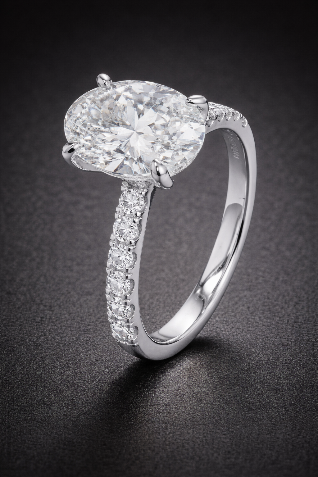 Anillo con diamante oval de laboratorio