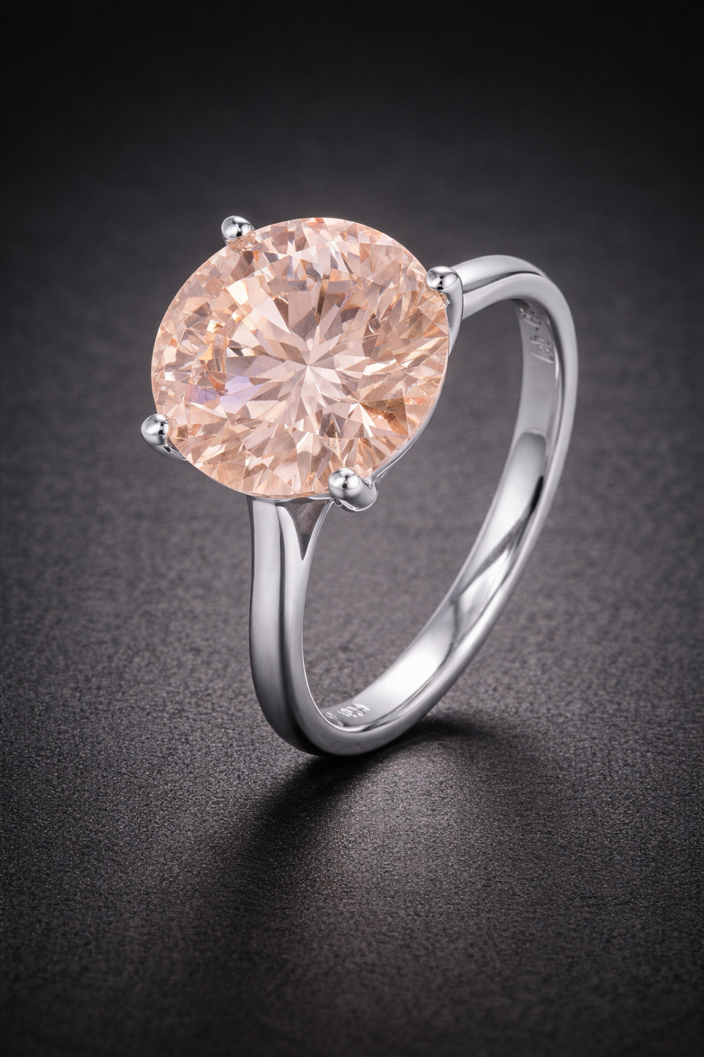 Anillo solitario con diamante rosa de laboratorio