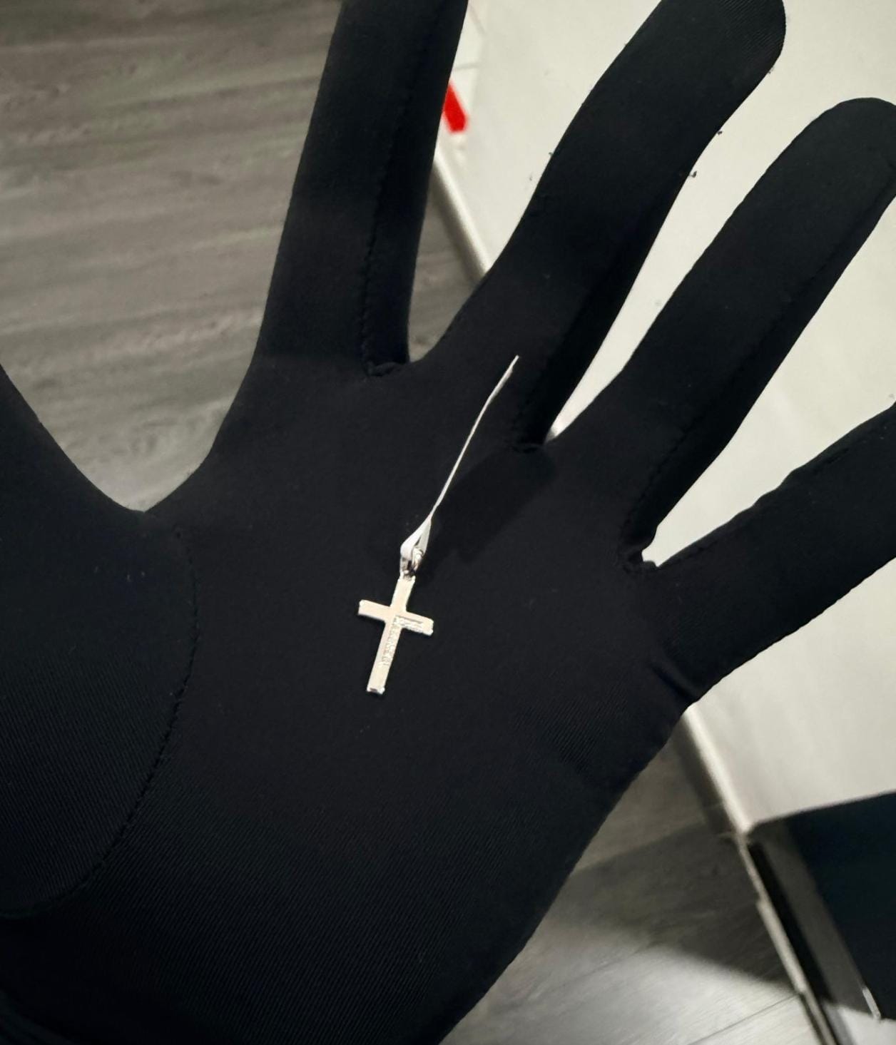 Dije de cruz minimalista con diamantes naturales