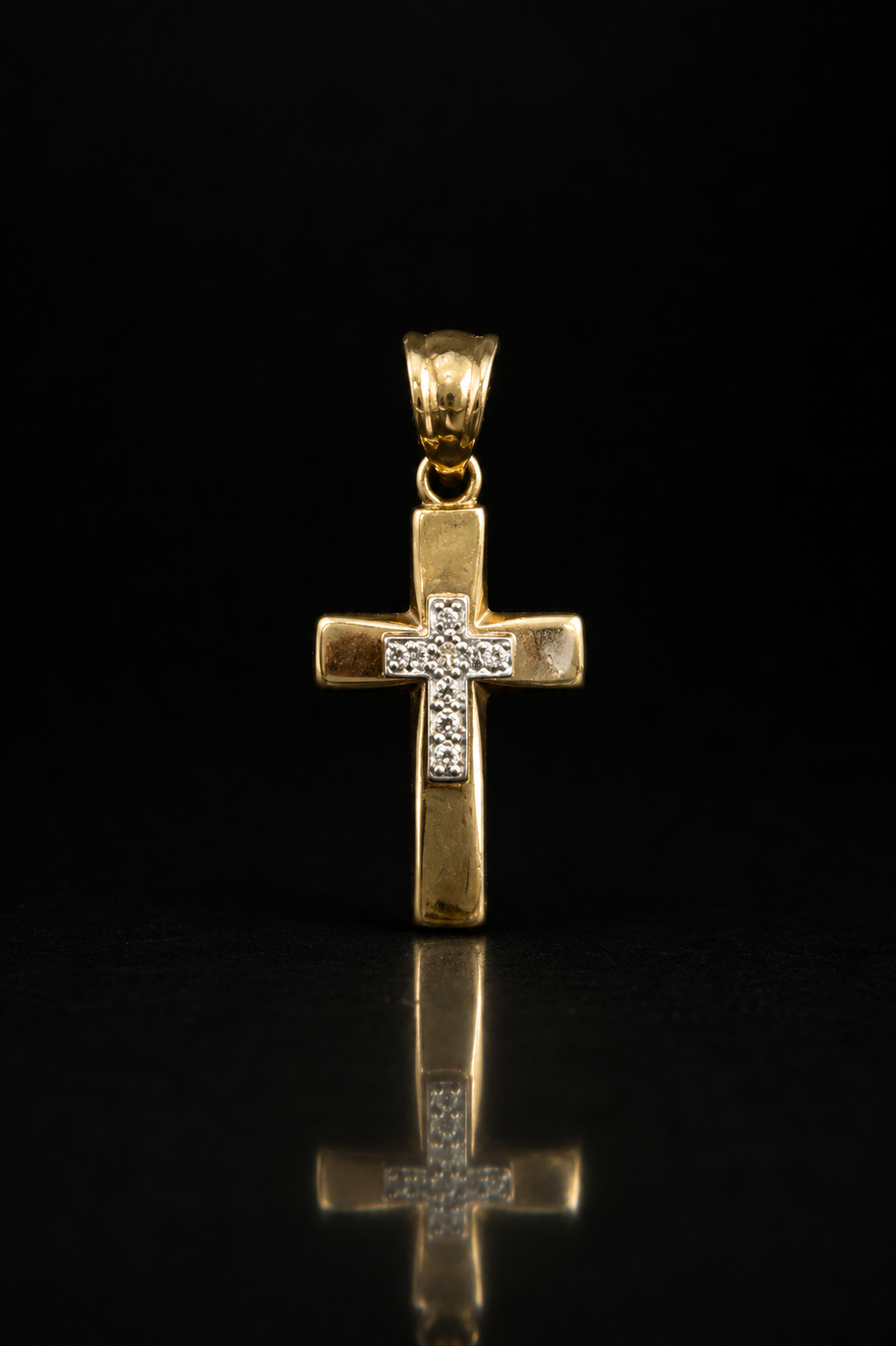 Dije de cruz con diamantes en oro 14k