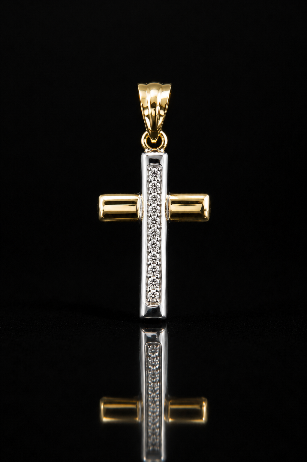 Dije cruz con diamantes en oro blanco y amarillo