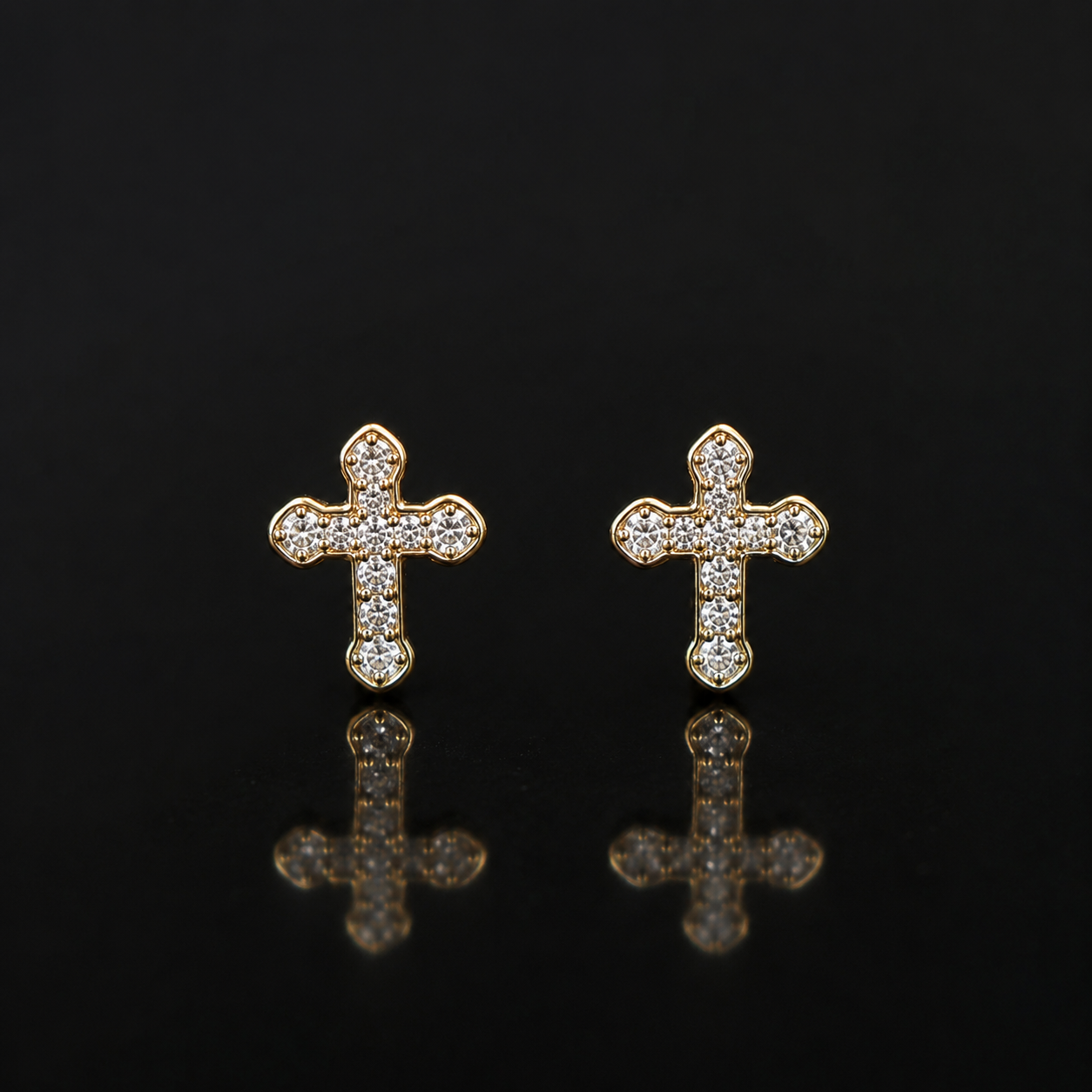 Aretes de cruz con diamantes