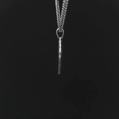 Dije de cruz minimalista con diamantes naturales