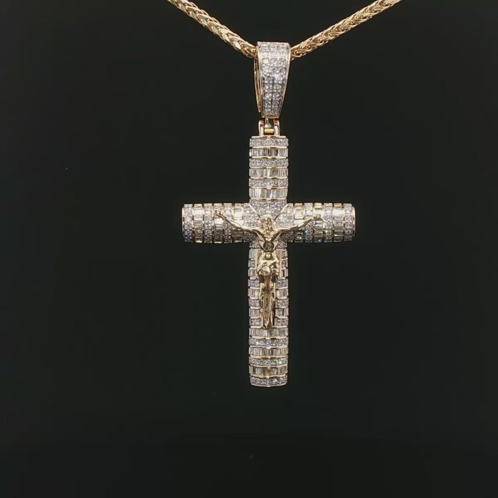 Dije cruz con cristo y diamantes naturales