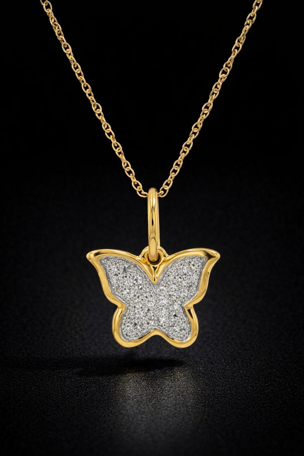 Dije de mariposa en oro con diamantes naturales