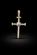 Dije cruz de clavo diamantes naturales en oro 14k.